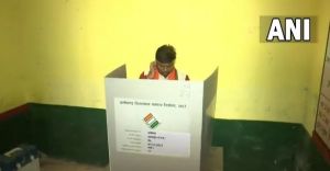 पहले चरण का मतदान शुरू: नारायणपुर से भाजपा प्रत्याशी केदार कश्यप ने डाला वोट