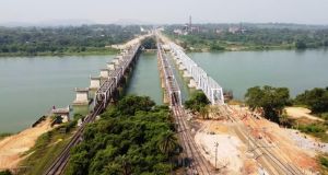 रेलवे ने जारी किया ईब नदी पर निर्माणाधीन रेलवे पूल का विहंगम दृश्य