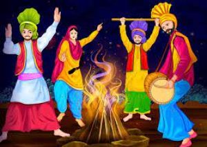  मकर संक्रांति से एक दिन पहले मनाया जाता है। यह पर्व विशेष  रूप से पंजाब और हरियाणा में हिंदू और सिख समुदायों द्वारा मनाया जाता है।लोहड़ी कैसे मनाई जाती है?