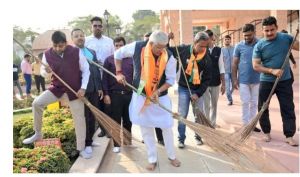 प्रधानमंत्री के आह्वाहन पर मंदिरों में भाजपा का स्वच्छता अभियान जारी  केंद्रीय मंत्री शेखावत ने श्री राम मंदिर में की सफाई