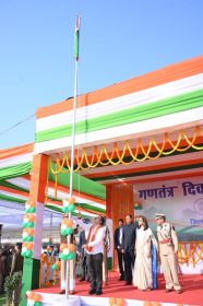 उप मुख्यमंत्री  विजय शर्मा ने दुर्ग जिला मुख्यालय के मुख्य समारोह में ध्वजारोहण कर परेड का निरीक्षण किया