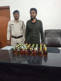अवैध रूप से शराब 6.300 लीटर किमती 3850/रु के साथ अनिल रेगे को किया गिरफ्तार। आरोपी के विरुद्ध थाना टिकरापारा में अपराध क्रमांक 80/24 धारा 34 (2) आबकारी एक्ट पंजीबद्ध किया गया।