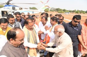 : मुख्यमंत्री  विष्णु देव साय के भिलाई हेलीपैड पहुंचने पर जनप्रतिनिधियों और नागरिकों ने किया आत्मीय स्वागत