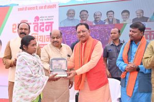 मुख्यमंत्री  विष्णु देव साय राजधानी रायपुर के शंकर नगर स्थित दुर्गा मैदान में आयोजित शक्ति वंदन अभियान में शामिल हुए