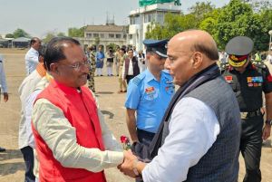 केंद्रीय रक्षा मंत्री  राजनाथ सिंह के आज राजधानी रायपुर के स्वामी विवेकानंद एयरपोर्ट माना पहुंचने पर मुख्यमंत्री  विष्णुदेव साय ने किया आत्मीय स्वागत
