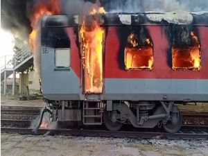 होली स्पेशल ट्रेन में लगी आग...जान बचाकर कूदे यात्री, मची अफरा-तफरी…