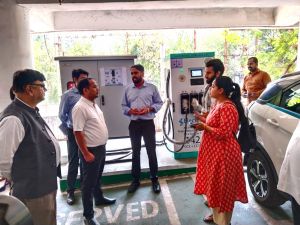 कलेक्टर डॉ. गौरव सिंह ने कलेक्ट्रेट मल्टीलेवल पार्किंग में स्थापित इलेक्ट्रिक चार्जिंग स्टेशन का किया निरीक्षण