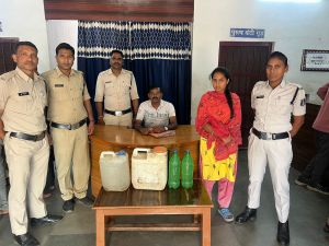  अवैध कच्ची महुआ शराब कोचियों पर बिलासपुर पुलिस का प्रहार... 02 महिला सहित 03 शराब कोचियों को किया गिरफ्तार
