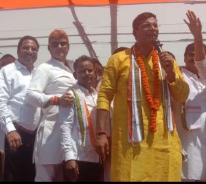 देवेंद्र यादव के  नामांकन रैली में कांग्रेस नेता त्रिलोक श्रीवास अपने हजारों समर्थकों के साथ हुए शामिल