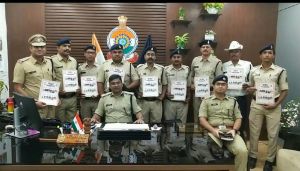 बारह पुलिस अधिकारी कर्मचारी बने माह मार्च 2024 हेतु कॉप ऑफ द मंथ...रायपुर SSP संतोष सिंह ने किया सम्मानित