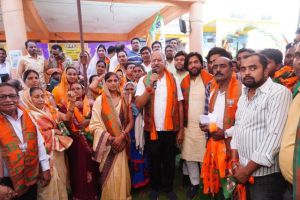 भाजपा प्रत्याशी बृजमोहन अग्रवाल की जनसंपर्क अभियान के दौरान 200 से ज्यादा लोग BJP में शामिल