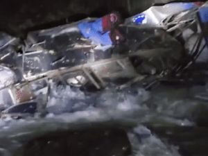 दर्दनाक हादसा : 200 मीटर गहरी खाई में गिरी बस,25 की मौत, कई यात्री नदी में बहे, तलाश जारी