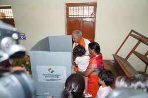 CG Lok Sabha Election : रायपुर भाजपा प्रत्याशी बृजमोहन अग्रवाल ने पूरे परिवार के साथ किया मतदान 