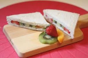 फ्रूट सैंडविच बड़ों के साथ ही घर के बच्चों की सेहत के लिहाज से भी एक परफेक्ट फूड रेसिपी है.