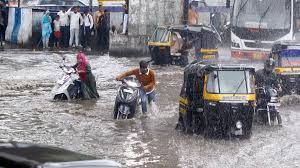 महाराष्ट्र के पुणे में आफत की बारिश हुई है.. वहीं करंट की वजह से तीन लोगों की भी दर्दनाक मौत हो गई है