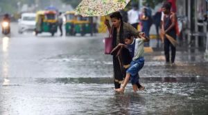 भारी बारिश की चेतावनी के बीच स्कूलों में घोषित हुई छट्टी, जानें कब खुलेंगे विद्यालय