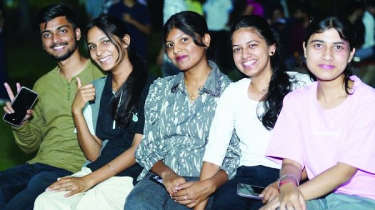 परीक्षा तैयारी तनाव से राहत दिलाने कलिंगा  ने छात्रावास में जैमिंग सत्र किया आयोजित