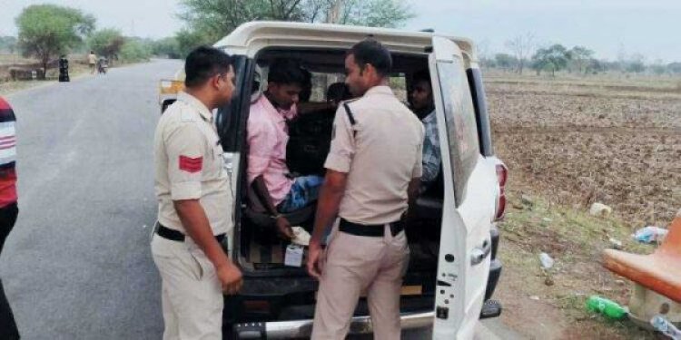 बैरियर लगाकर संदिग्ध वाहनों की जांच