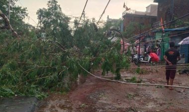 तेज हवा के साथ बारिश, बिजली सप्लाई बाधित, ग्रामीणों को रात भर अंधेरे में रहना पड़ा