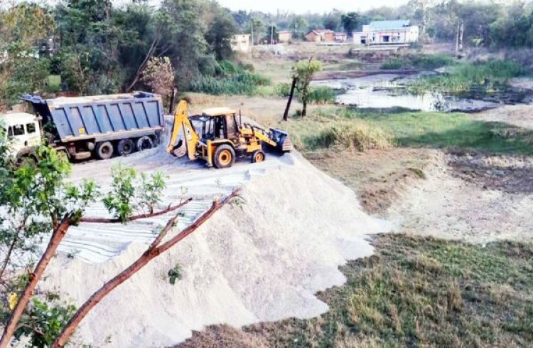 तालाब को राखड़ से पाटने दे दी सरपंच को अनुमति, कलेक्टर से हुई शिकायत
