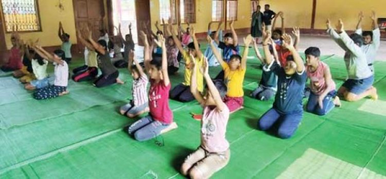 धूम्रपान निषेध दिवस पर बच्चों को कराया योगाभ्यास, दिलाई शपथ