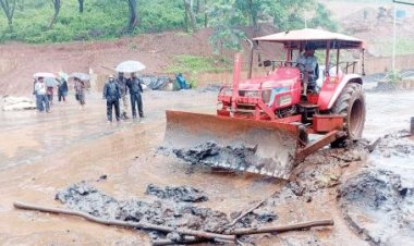 एनएमडीसी का डैम फूटने से डेढ़ सौ घरों को भारी नुकसान, मवेशी बहे