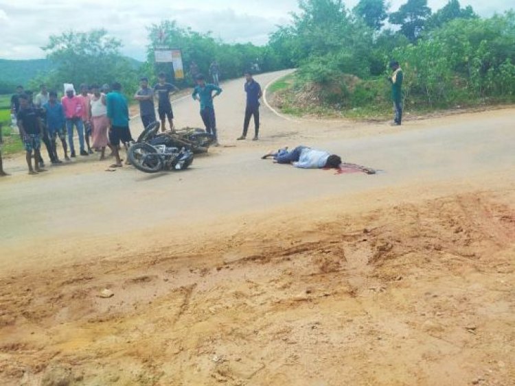 बाईक की भिड़ंत में पंचायत सचिव की मौत, अन्य गंभीर