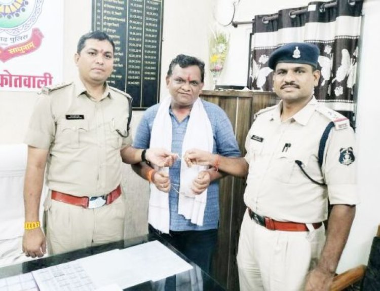 ढाबा के पास मिली एक लाख की 2 सोने की चेन, थाने को सौंपा