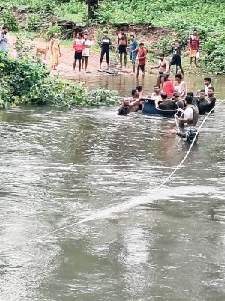 सुरक्षा के साथ मानवता की मिसाल पेश कर रहे जवान