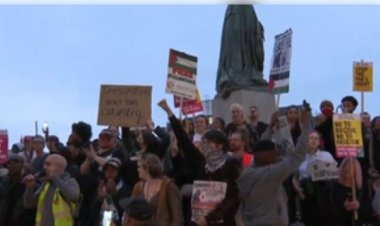 ब्रिटेन में हिंसा, नस्लवाद के विरोध में सड़कों पर उतरे प्रदर्शनकारी