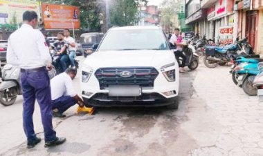नो-पार्किंग जोन में बेतरतीब खड़ी दुपहिया वाहनों को उठवाया
