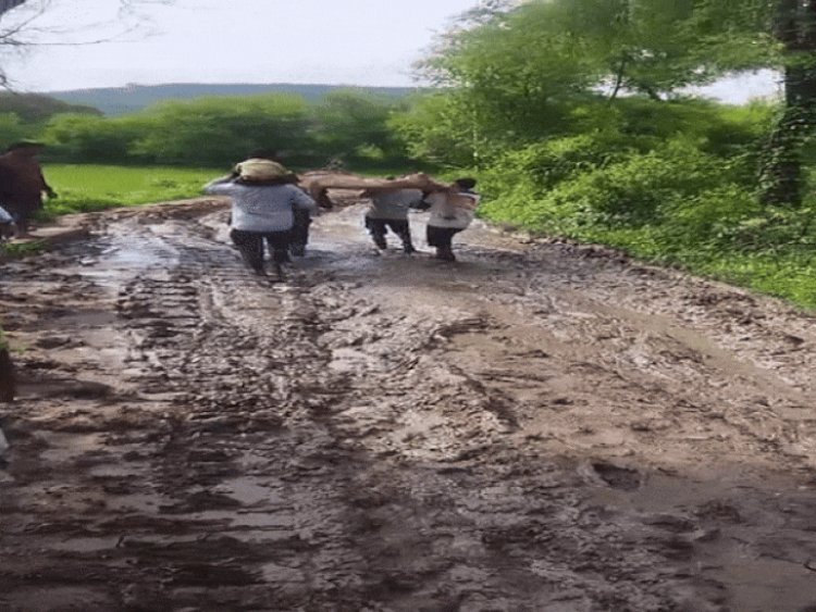 रीवा में खाट के सहारे मरीज,VIDEO:जनपद CEO बोले-दुखद घटना, सुदूर सड़क बनाएंगे ; ग्रामीण बोले- बच्चों का स्कूल जाना मुश्किल