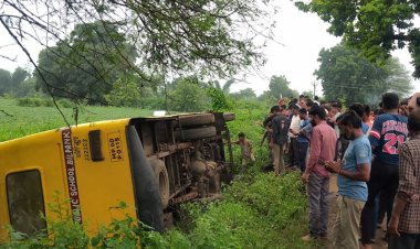रतलाम में स्कूल बस पलटी:कच्चे रास्ते से होकर निकल रही थी, बच्चे सभी सुरक्षित