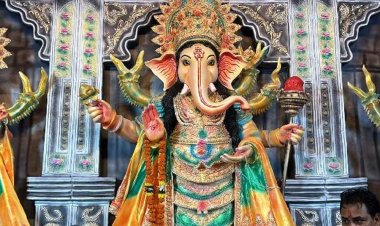 संत हिरदाराम नगर मिनी मार्केट में रिद्धि-सिद्धि संग विराजे गणपति:झाँकी में प्रतिमा के साथ पीतल के गजानन की दिव्य मूर्ति बनी आकर्षण का केन्द्र