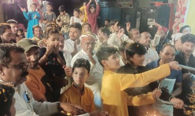 महाआरती के साथ भारत माता की आरती का हुआ आयोजन:श्रद्धालुओं के ऊपर की पुष्प वर्षा; देशभक्ति की भावना जगाने करते हैं मां भारती की आरती