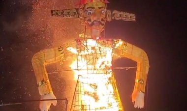 रावण ने झाड़ू​​​​​​​ लेकर दिया स्वच्छता का संदेश:देवास में बासी दशहरा पर हुआ रावण दहन, कलाकारों ने दी प्रस्तुतियां