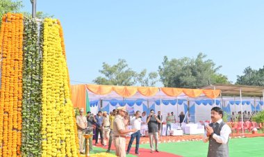 पुलिस स्मृति दिवस पर शहीदों को दी श्रद्धांजलि:रायसेन पुलिस लाइन में हुआ कार्यक्रम आयोजित, एसपी ने 216 जवानों के नाम पढ़े