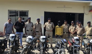 रतलाम पुलिस ने अंतरराज्यीय वाहन चोर को पकड़ा:ट्रेन से आकर बाइक चुराता था बदमाश; तीन जिलाें से चुराई 52 बाइक