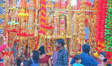 दीपावली को लेकर सजा रायसेन का बाजार:आकर्षक सामग्री, झूमर और लटकन का क्रेज; धनतेरस कल करोड़ों के कारोबार की उम्मीद