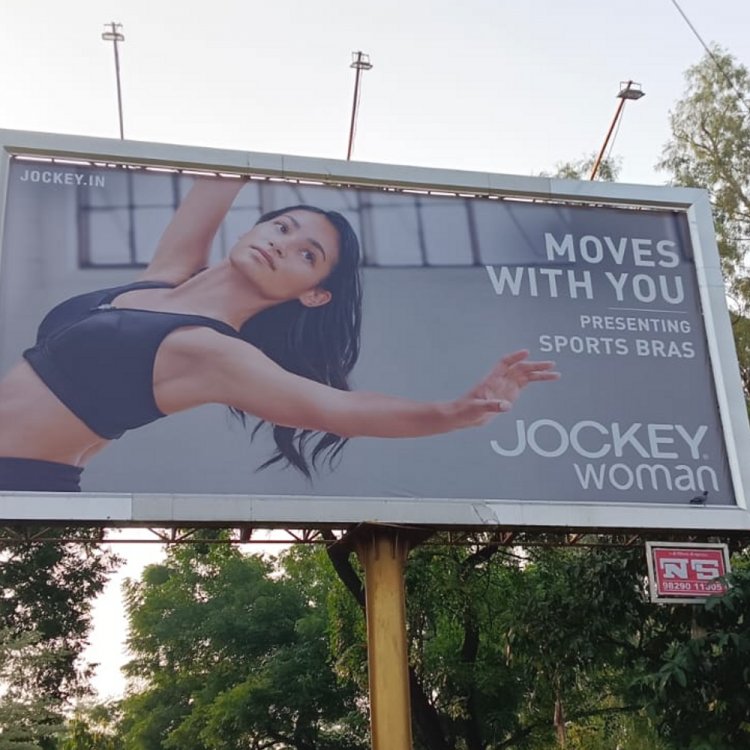 इंदौर कांग्रेस ने लगाए निगम पर अश्लीलता फैलाने के आरोप:कांग्रेस नेता बोले- 3 दिन में अगर पोस्टर नहीं हटे तो फिर कांग्रेस सेवादल हटाएगी