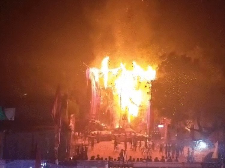 जबलपुर में 51 फीट ऊंची प्रतिमा में लगी आग:आज होना था मां काली की प्रतिमा का विसर्जन, मधुमक्खी का छत्ता हटाते समय हुआ हादसा