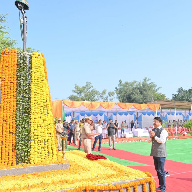 पुलिस स्मृति दिवस पर शहीदों को दी श्रद्धांजलि:रायसेन पुलिस लाइन में हुआ कार्यक्रम आयोजित, एसपी ने 216 जवानों के नाम पढ़े