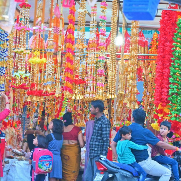 दीपावली को लेकर सजा रायसेन का बाजार:आकर्षक सामग्री, झूमर और लटकन का क्रेज; धनतेरस कल करोड़ों के कारोबार की उम्मीद