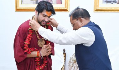 मुख्यमंत्री श्री साय ने पं. धीरेंद्र शास्त्री को शाल- श्रीफल भेंटकर उनका का आत्मीय स्वागत किया।