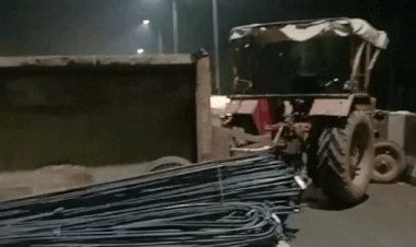 सरिया से भरी ट्रैक्टर-ट्रॉली अनियंत्रित होकर ओवरब्रिज पर पलटी:हाईवे के एक लाइन पर घंटों बाधित रहा यातायात