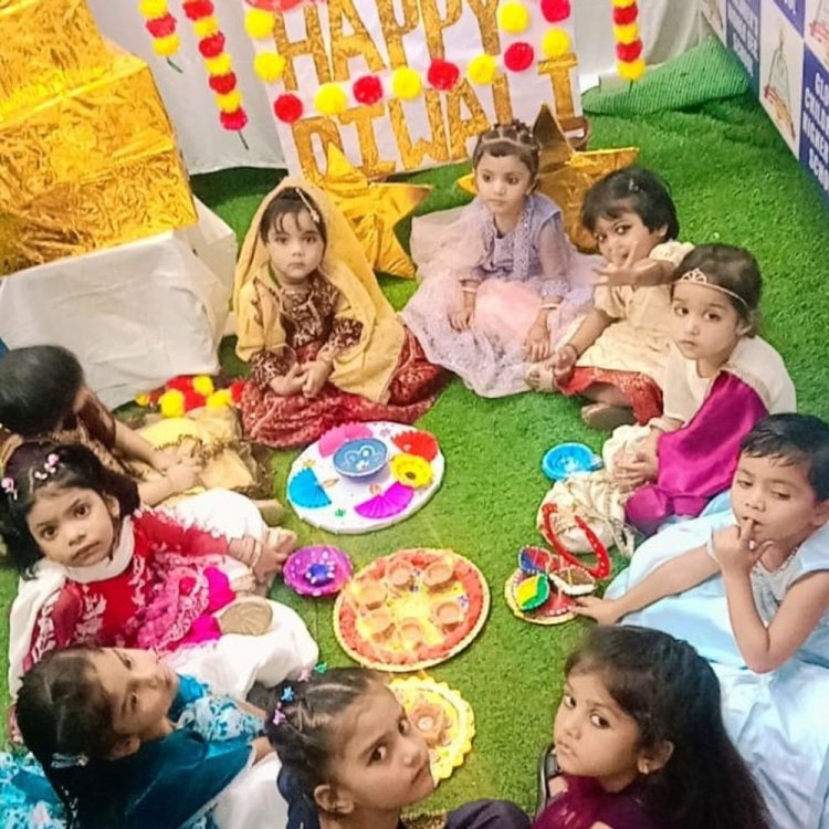ग्लोरी चिल्ड्रन हायर सेकंडरी स्कूल भोपाल में दीपोत्सव:पारंपरिक परिधानों में सजे नन्हें बच्चों ने हाथों से बनाए तोरण, फूलों से सजाई रंगोली