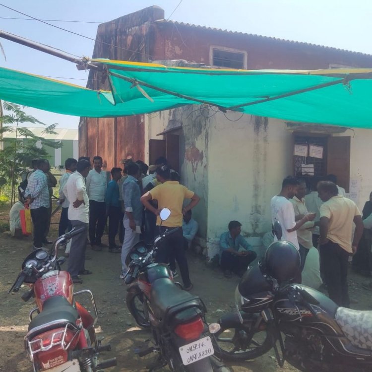 यूरिया के लिए किसानों की जद्दोजहद:सुबह से कतारों में लग रहे, दो बीघा पर एक बैग मिल रहा, बोले- गेहूं, चना के लिए अधिक जरूरत