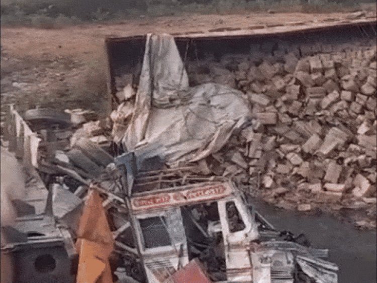 दमोह में पुल से अनियंत्रित होकर पलटा ट्रक:चालक की मौत; देर रात 2:30 बजे बटियागढ़ की चिराई पुलिया के पास हादसा