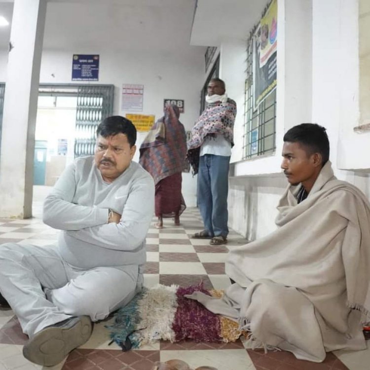 अलसुबह करैरा के अस्पताल पहुंचे ऊर्ज मंत्री:प्रसूताओं को दो की जगह 1 लड्डू मिलने पर जताई नाराजगी, इमरजेंसी में ड्रेसिंग का भी नहीं मिला सामान