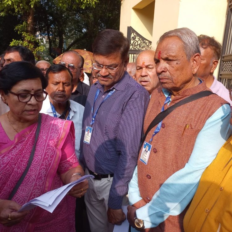 इंदौर में पेंशनर्स ने धारा-49 के विरोध में दिया धरना:ज्ञापन देकर चेताया कि उनकी मांगे नहीं मानी गईं तो उग्र आंदोलन करेंगे